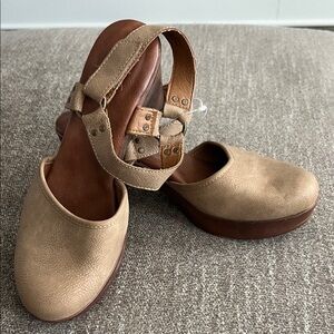 boc Beige Leather Women's Mules